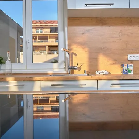 M&m House With A Pool