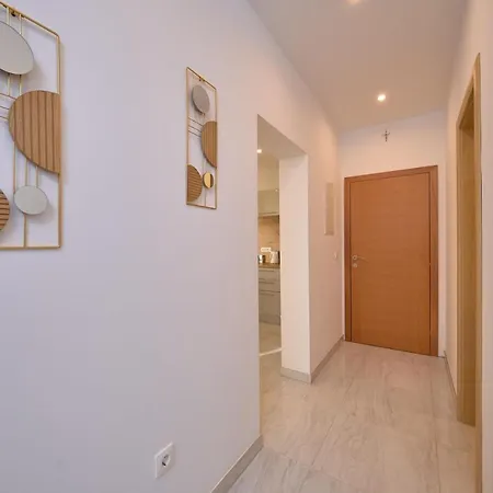 M&m House With A Pool