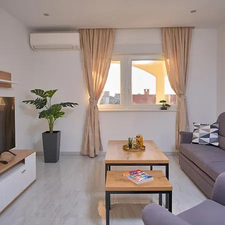 M&m House With A Pool Podstrana