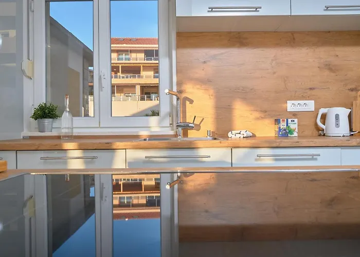 M&m House With A Pool