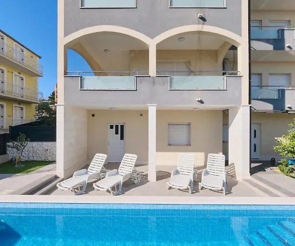 M&m House With A Pool Ferienhaus Podstrana